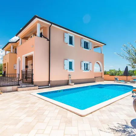 Boutique In With Private Swimming Pool Kaštelir